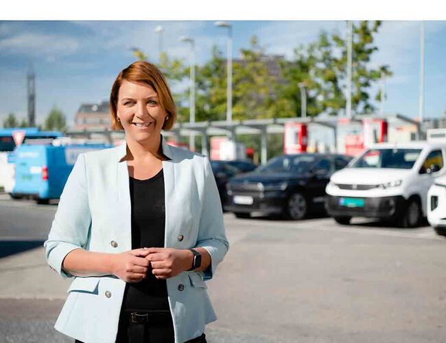 Elbilistene blir stadig mer fornøyd med elbilhverdagen. På bildet: Christina Bu i Elbilforeningen. Foto: Elbilforeningen/Jamieson Pothecary