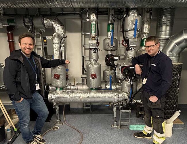 Einar Gangsø, prosjektleder rør, Caverion Harstad og Richard Lichtwarck, serviceingeniør. Foto: Kompa