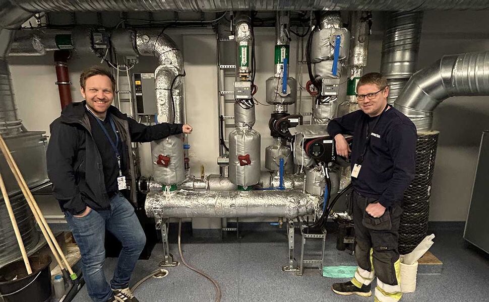 Einar Gangsø, prosjektleder rør, Caverion Harstad og Richard Lichtwarck, serviceingeniør. Foto: Kompa