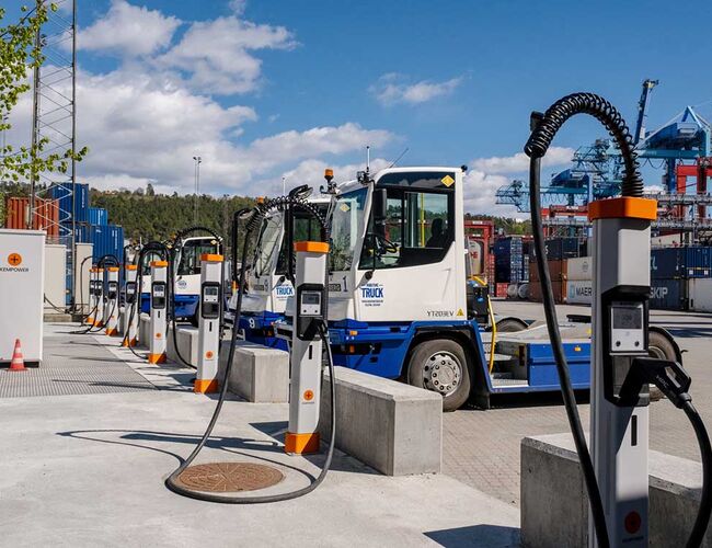 Yilport Oslo har, i samarbeid med Oslo Havn, etablert ni hurtigladere for terminaltraktorer, med samlet effekt på 1,1 MW. Foto: Hans Kristian Riise/Oslo Havn
