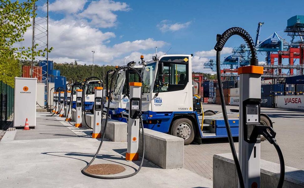Yilport Oslo har, i samarbeid med Oslo Havn, etablert ni hurtigladere for terminaltraktorer, med samlet effekt på 1,1 MW. Foto: Hans Kristian Riise/Oslo Havn Yilport Oslo har, i samarbeid med Oslo Havn, etablert ni hurtigladere for terminaltraktorer, med samlet effekt på 1,1 MW. Foto: Hans Kristian Riise/Oslo Havn