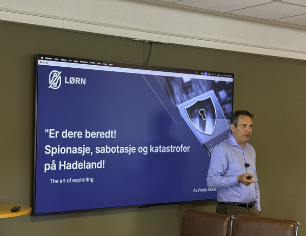 Bilde av Frode Skaar på frokostmøte hos Hadelandshagen