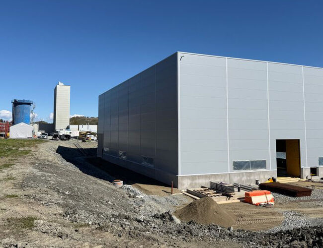 Det nye piloteringsbygget, som skal huse prosesser for konvertering av CO₂ til kjemikalier og andre produkter, bygges av Næringsbygg og er planlagt ferdigstilt og klart for drift før utgangen av 2026. Foto: SINTEF