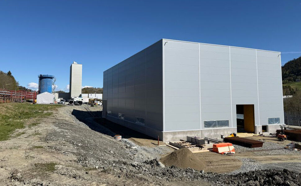 Det nye piloteringsbygget, som skal huse prosesser for konvertering av CO₂ til kjemikalier og andre produkter, bygges av Næringsbygg og er planlagt ferdigstilt og klart for drift før utgangen av 2026. Foto: SINTEF Det nye piloteringsbygget, som skal huse prosesser for konvertering av CO₂ til kjemikalier og andre produkter, bygges av Næringsbygg og er planlagt ferdigstilt og klart for drift før utgangen av 2026. Foto: SINTEF