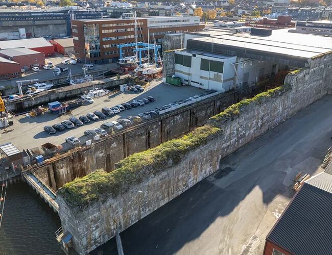 Deler av bunkerkvartalet med ubåtbunkeren «Dora 2» og tilhørende tørrdokk sentralt i bildet. Foto: John Tømmervold/Trondheim kommune