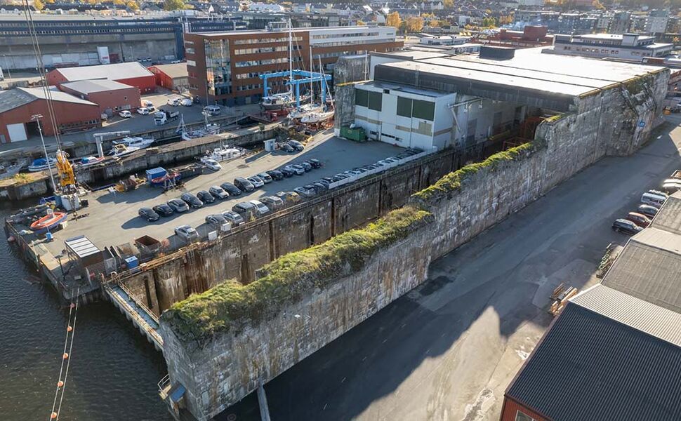 Deler av bunkerkvartalet med ubåtbunkeren «Dora 2» og tilhørende tørrdokk sentralt i bildet. Foto: John Tømmervold/Trondheim kommune