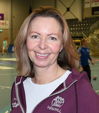 – Vi har ungdommer som trener og spiller i timesvis, så god støtdemping og riktig friksjon er viktig, sier Terese Wahl, daglig leder i Storhamar IL Håndball. Foto: Privat / Terese Wahl
