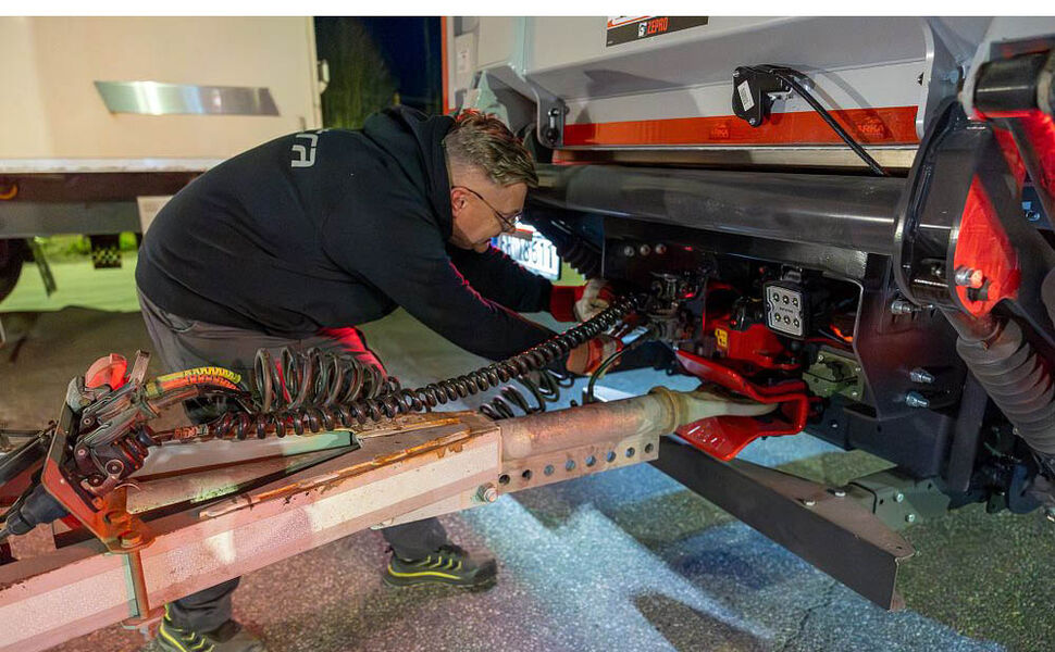 Ladestasjonene er ikke alltid dimensjonert for vogntog. For sjåfør Semklo betyr det at tilhengeren må kobles av og på ved lading. Foto: Posten Bring Ladestasjonene er ikke alltid dimensjonert for vogntog. For sjåfør Semklo betyr det at tilhengeren må kobles av og på ved lading. Foto: Posten Bring