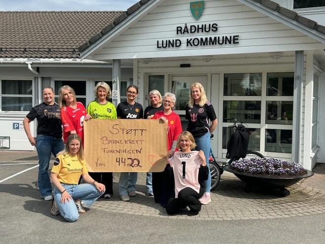 Flere personer i fotballtrøyer utenfor Lund rådhus for å vise støtte til barnekreftforeningen