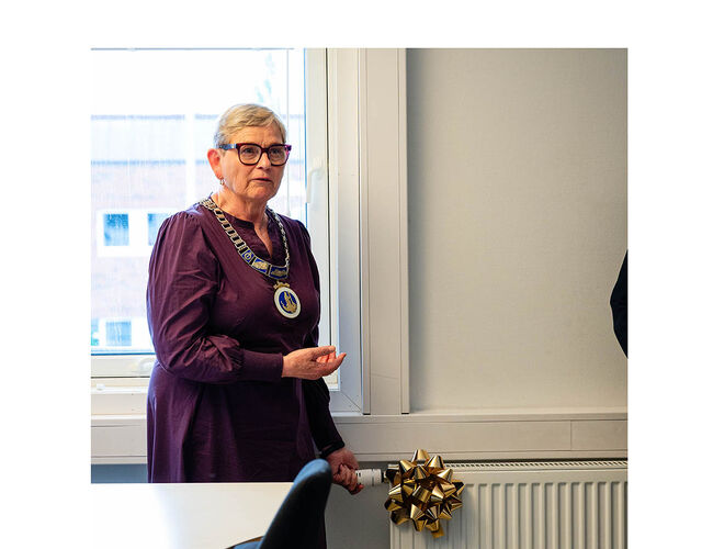 Eli Arnstad, Ordfører (Sp), skrudde på fjernvarmen i det første bygget på Stjørdal som har konvertert fra strøm til fjernvarme. Foto: Lunera Energi