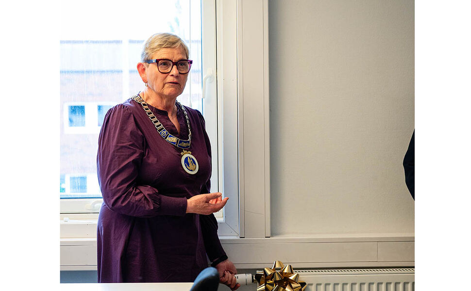 Eli Arnstad, Ordfører (Sp), skrudde på fjernvarmen i det første bygget på Stjørdal som har konvertert fra strøm til fjernvarme. Foto: Lunera Energi Eli Arnstad, Ordfører (Sp), skrudde på fjernvarmen i det første bygget på Stjørdal som har konvertert fra strøm til fjernvarme. Foto: Lunera Energi