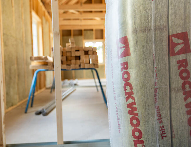 ROCKWOOL steinull isolasjon med styrket miljødokumentasjon. Foto: ROCKWOOL Nordics ROCKWOOL steinull isolasjon med styrket miljødokumentasjon. Foto: ROCKWOOL Nordics