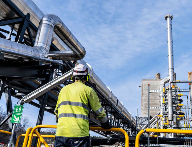 Karbonfangstanlegget på sementfabrikken i Brevik. Planen på sikt er å fange 400 000 tonn CO2 per år. Foto: Heidelberg Materials Karbonfangstanlegget på sementfabrikken i Brevik. Planen på sikt er å fange 400 000 tonn CO2 per år. Foto: Heidelberg Materials