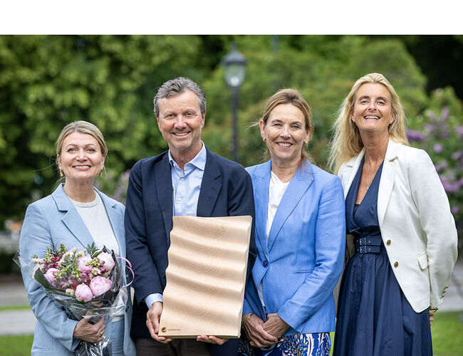 Fra venstre: Monica Onsrud, salgs- og markedsføringsdirektør i JM; Kjell Kvarekvål, direktør for kommunikasjon og samfunnskontakt i JM; Hilde Vatne, adm.dir. JM og Cathrine Pia Lund, adm.dir. Svanemerket. Foto: Svanemerket Fra venstre: Monica Onsrud, salgs- og markedsføringsdirektør i JM; Kjell Kvarekvål, direktør for kommunikasjon og samfunnskontakt i JM; Hilde Vatne, adm.dir. JM og Cathrine Pia Lund, adm.dir. Svanemerket. Foto: Svanemerket