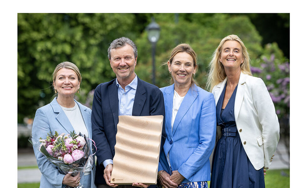 Fra venstre: Monica Onsrud, salgs- og markedsføringsdirektør i JM; Kjell Kvarekvål, direktør for kommunikasjon og samfunnskontakt i JM; Hilde Vatne, adm.dir. JM og Cathrine Pia Lund, adm.dir. Svanemerket. Foto: Svanemerket