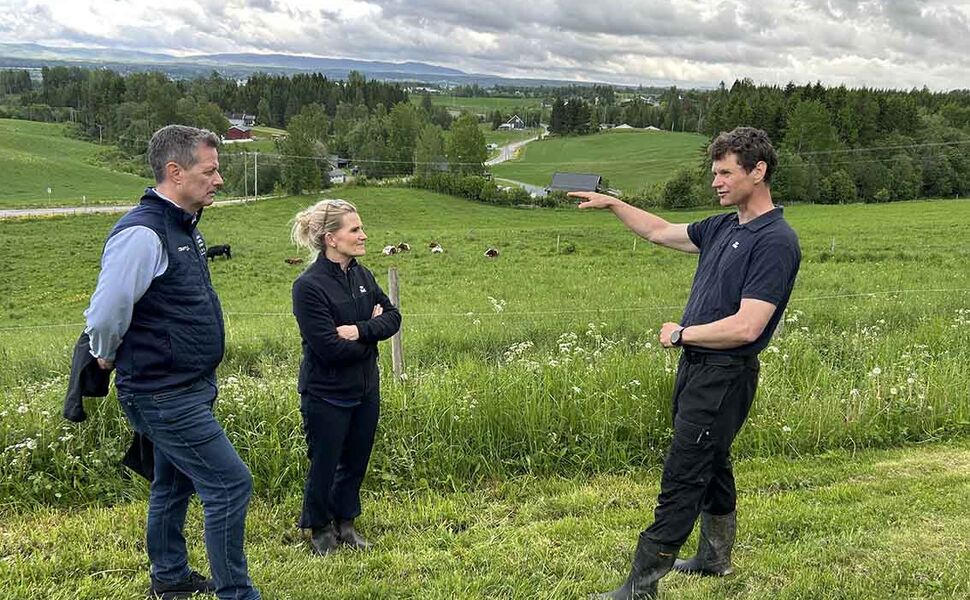 Konsernsjef i NorgesGruppen Runar Hollevik og konsernsjef i TINE Ann-Beth Freuchen på gårdsbesøk hos bonde Johannes Stikbakke. Foto: Tine
