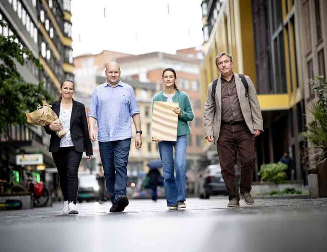 Anskaffelsesenheten i Bærum kommune mottok prisen på vegne av kommunen. Fra venstre: Tone Vingen, Børge Fjelldal, Kristine Birkeland og kommunalsjef Ole Ursin-Smith. Foto: Miljømerking Norge Anskaffelsesenheten i Bærum kommune mottok prisen på vegne av kommunen. Fra venstre: Tone Vingen, Børge Fjelldal, Kristine Birkeland og kommunalsjef Ole Ursin-Smith. Foto: Miljømerking Norge