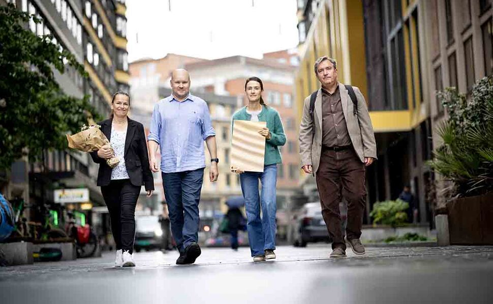 Anskaffelsesenheten i Bærum kommune mottok prisen på vegne av kommunen. Fra venstre: Tone Vingen, Børge Fjelldal, Kristine Birkeland og kommunalsjef Ole Ursin-Smith. Foto: Miljømerking Norge Anskaffelsesenheten i Bærum kommune mottok prisen på vegne av kommunen. Fra venstre: Tone Vingen, Børge Fjelldal, Kristine Birkeland og kommunalsjef Ole Ursin-Smith. Foto: Miljømerking Norge