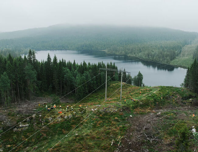 På 300 kV-ledningen Ulven-Roa på Hadeland ble det montert fire DLR-sensorer med bruk av drone. Det er første gang Statnett tar i bruk droner for å montere sensorene, som tidligere har blitt montert ved bruk av helikopter. Foto: Statnett