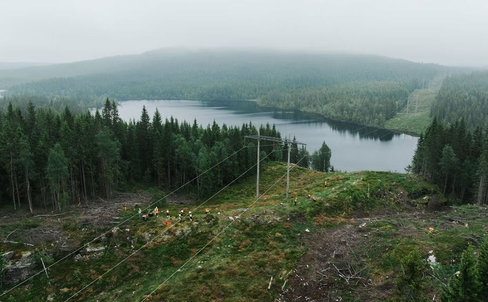 På 300 kV-ledningen Ulven-Roa på Hadeland ble det montert fire DLR-sensorer med bruk av drone. Det er første gang Statnett tar i bruk droner for å montere sensorene, som tidligere har blitt montert ved bruk av helikopter. Foto: Statnett På 300 kV-ledningen Ulven-Roa på Hadeland ble det montert fire DLR-sensorer med bruk av drone. Det er første gang Statnett tar i bruk droner for å montere sensorene, som tidligere har blitt montert ved bruk av helikopter. Foto: Statnett