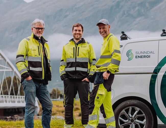 – Dersom alle kommuner bruker energi til oppvarming på en like smart måte som Sunndals innbyggere, så ville mye av kraftkrisen vært løst, sier daglig leder Georg Tvedt i Sunndal Energi (til venstre på bildet). På bildet er også Ola Jostein Holen og Sindre Mo. Foto: Sunndal Energi – Dersom alle kommuner bruker energi til oppvarming på en like smart måte som Sunndals innbyggere, så ville mye av kraftkrisen vært løst, sier daglig leder Georg Tvedt i Sunndal Energi (til venstre på bildet). På bildet er også Ola Jostein Holen og Sindre Mo. Foto: Sunndal Energi