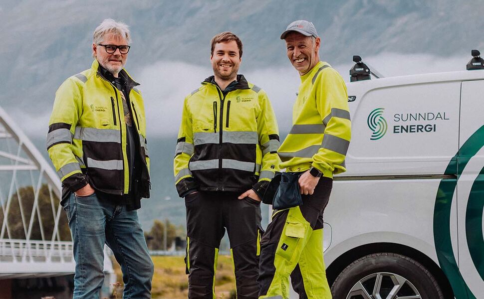 – Dersom alle kommuner bruker energi til oppvarming på en like smart måte som Sunndals innbyggere, så ville mye av kraftkrisen vært løst, sier daglig leder Georg Tvedt i Sunndal Energi (til venstre på bildet). På bildet er også Ola Jostein Holen og Sindre Mo. Foto: Sunndal Energi