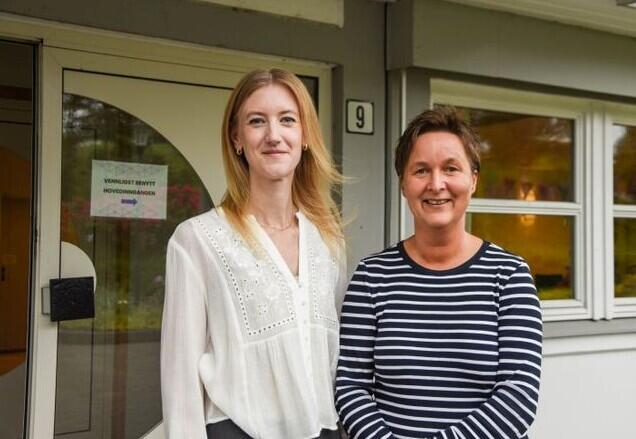 Agder: INVITERER INNBYGGERNE: Tine Linn Surdal og Mona Rinden utenfor rådhuset på Moi. Med 450.000 kroner i fylkeskommunal støtte og solid ryggdekning fra de tillitsvalgte, oppfordrer de nå motiverte sambygdinger til å ta kontakt. Foto: Anette Larsen Aass To damer som utenfor Lund rådhus