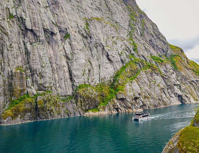 Brim Explorer båten sklir stille i vannet til Trollfjorden i Nordland. Foto: Brim Explorer Brim Explorer båten sklir stille i vannet til Trollfjorden i Nordland. Foto: Brim Explorer