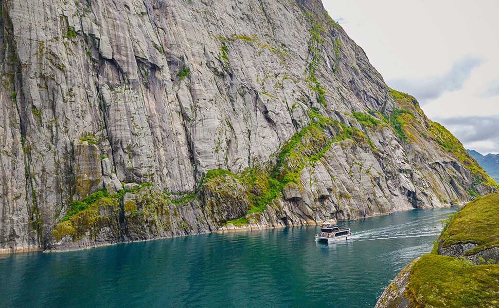 Brim Explorer båten sklir stille i vannet til Trollfjorden i Nordland. Foto: Brim Explorer