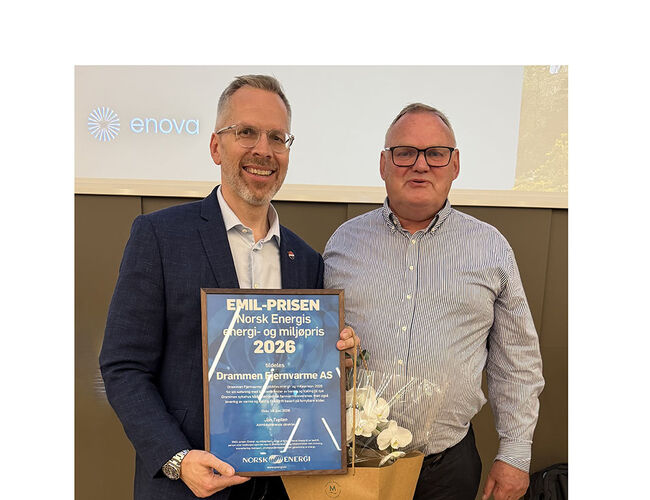 Drammen Fjernvarme AS ble tildelt EMIL-prisen 2026 på Norsk Energi sitt årsmøte, 18. juni 2026. John Vincent Haugen (til venstre) fra Drammen Fjernvarme AS mottok prisen fra adm. dir. i Norsk Energi, Jon Tveiten. Foto: Norsk Energi Drammen Fjernvarme AS ble tildelt EMIL-prisen 2026 på Norsk Energi sitt årsmøte, 18. juni 2026. John Vincent Haugen (til venstre) fra Drammen Fjernvarme AS mottok prisen fra adm. dir. i Norsk Energi, Jon Tveiten. Foto: Norsk Energi