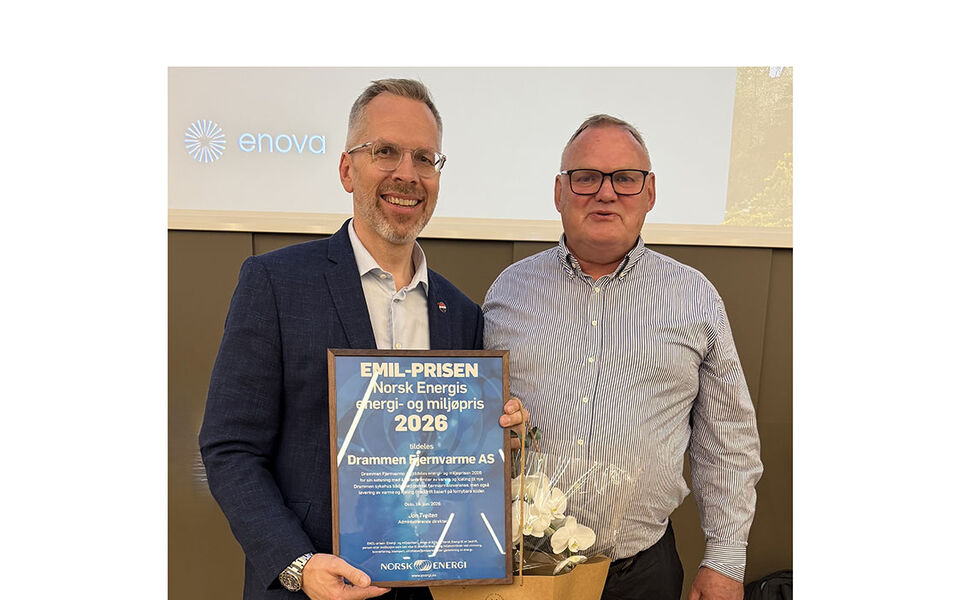 Drammen Fjernvarme AS ble tildelt EMIL-prisen 2026 på Norsk Energi sitt årsmøte, 18. juni 2026. John Vincent Haugen (til venstre) fra Drammen Fjernvarme AS mottok prisen fra adm. dir. i Norsk Energi, Jon Tveiten. Foto: Norsk Energi Drammen Fjernvarme AS ble tildelt EMIL-prisen 2026 på Norsk Energi sitt årsmøte, 18. juni 2026. John Vincent Haugen (til venstre) fra Drammen Fjernvarme AS mottok prisen fra adm. dir. i Norsk Energi, Jon Tveiten. Foto: Norsk Energi