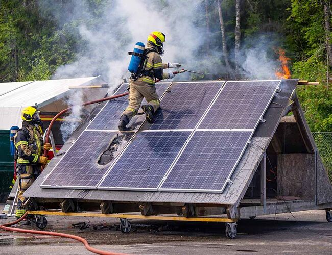 Storebrand, Zowd og elsikkerhetsselskapet Rejlers arrangerte nylig en øvingsdag, der brannvesenet trente på håndtering av brann i solcelleanlegg. Foto: Mari Jørgensen/ Storebrand