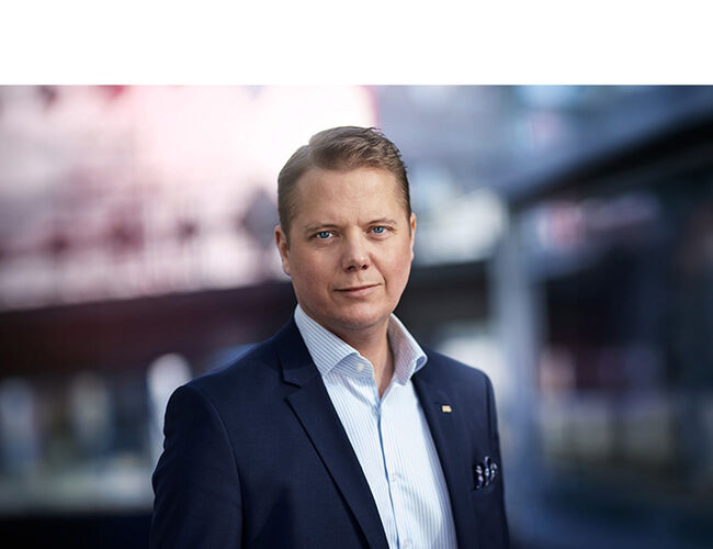 – Åpne protokoller skaper et felles språk som alle kjøretøy og ladere kan snakke. Interoperabilitet er det som vil gjøre det mulig for bransjen å gå utover pilotprosjekter og proprietære implementeringer og skalere det fulle potensialet i V2X. Vi ser frem til at flere bilprodusenter, ladeprodusenter og andre aktører i bransjen tar i bruk og validerer ISO 15118-20, sier Martin Jonsson, konsernsjef i DEFA. Foto: DEFA