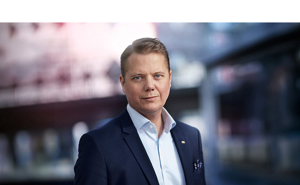– Åpne protokoller skaper et felles språk som alle kjøretøy og ladere kan snakke. Interoperabilitet er det som vil gjøre det mulig for bransjen å gå utover pilotprosjekter og proprietære implementeringer og skalere det fulle potensialet i V2X. Vi ser frem til at flere bilprodusenter, ladeprodusenter og andre aktører i bransjen tar i bruk og validerer ISO 15118-20, sier Martin Jonsson, konsernsjef i DEFA. Foto: DEFA – Åpne protokoller skaper et felles språk som alle kjøretøy og ladere kan snakke. Interoperabilitet er det som vil gjøre det mulig for bransjen å gå utover pilotprosjekter og proprietære implementeringer og skalere det fulle potensialet i V2X. Vi ser frem til at flere bilprodusenter, ladeprodusenter og andre aktører i bransjen tar i bruk og validerer ISO 15118-20, sier Martin Jonsson, konsernsjef i DEFA. Foto: DEFA
