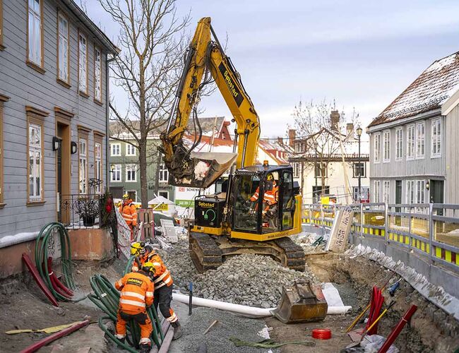 Bygge- og anleggsvirksomhet har høyest samlet klimafotavtrykk av alle næringer i Norge. 2026 ser ut til å bli et rekordår for støtte fra Enova til utslippsfrie anleggsmaskiner. Bildet viser elektrisk anleggsmaskin i bruk på Bakklandet i Trondheim. Foto: Øystein Lie / Enova