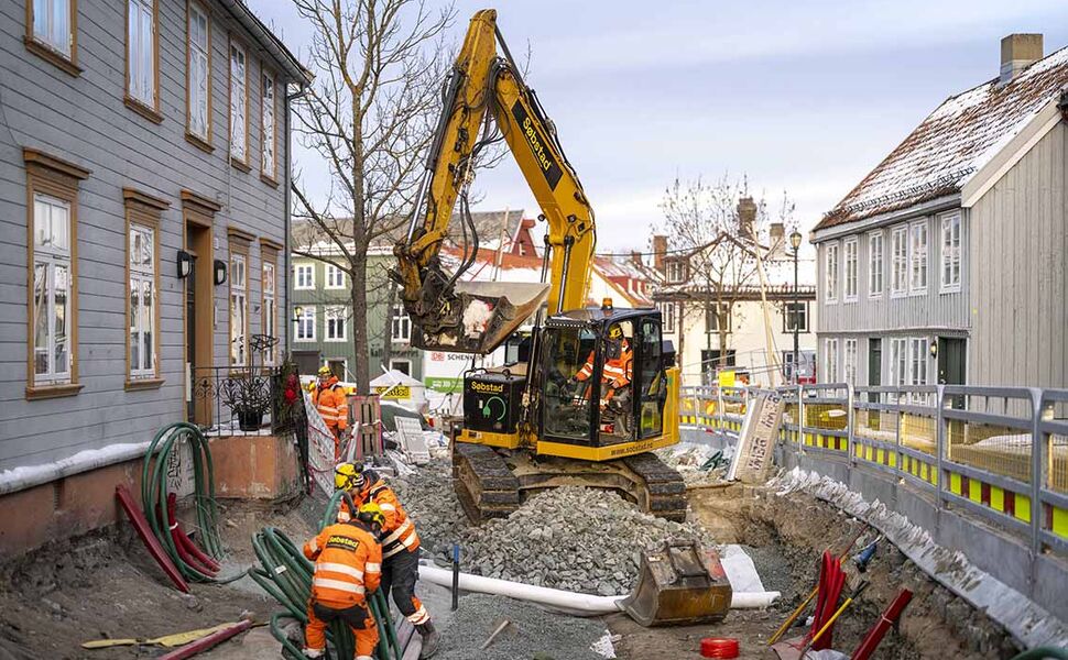 Bygge- og anleggsvirksomhet har høyest samlet klimafotavtrykk av alle næringer i Norge. 2026 ser ut til å bli et rekordår for støtte fra Enova til utslippsfrie anleggsmaskiner. Bildet viser elektrisk anleggsmaskin i bruk på Bakklandet i Trondheim. Foto: Øystein Lie / Enova