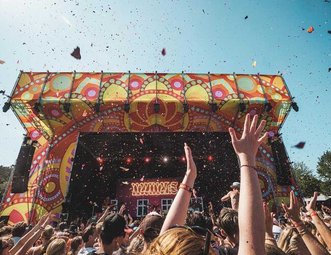 Roskilde Festival tar straks imot 130.000 danseglade gjester, og blir den første festivalen i Norden som oppnår Svanemerkets nye krav. Foto: Peter Troest / Roskilde Festival