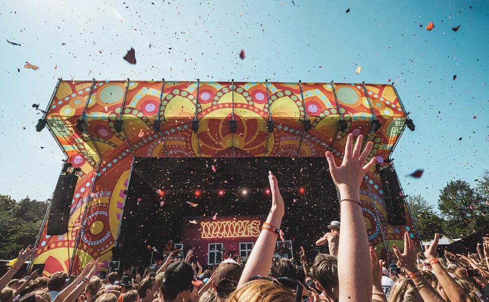 Roskilde Festival tar straks imot 130.000 danseglade gjester, og blir den første festivalen i Norden som oppnår Svanemerkets nye krav. Foto: Peter Troest / Roskilde Festival