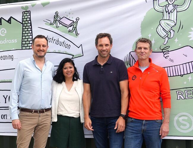 Goran Asanovic og Jennifer Lamson fra Studentsamskipnaden SiO og Svein Bjerke og Lennart Hug fra reMadrass foran kontaineren som brukes til innsamling av madrasser. Foto: SiO Goran Asanovic og Jennifer Lamson fra Studentsamskipnaden SiO og Svein Bjerke og Lennart Hug fra reMadrass foran kontaineren som brukes til innsamling av madrasser. Foto: SiO