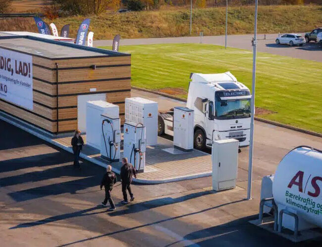 Hurtigladestasjoner for el-lastebiler, som denne i Vestby, er avgjørende for å lykkes med omstillingen til nullutslipp. Foto: CRS Elektro