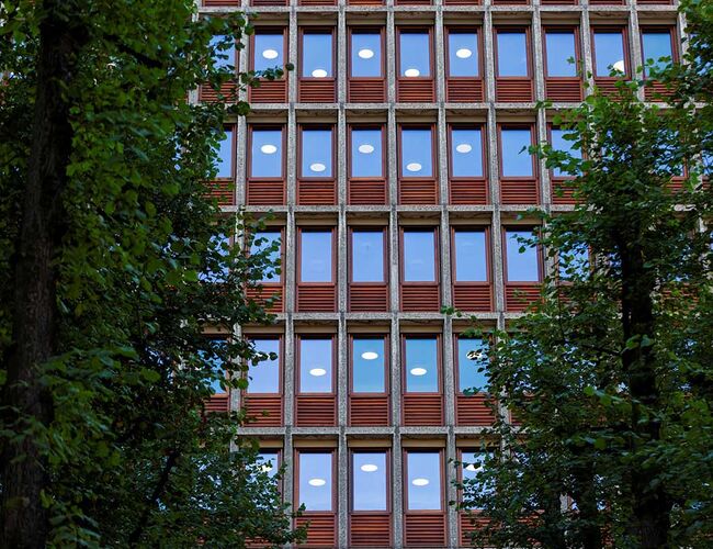 Bevaring og ombruk har vært sentrale prinsipper i prosjektet. Fasader i naturbetong er beholdt, og Høyblokka er strippet og gjenoppbygd til opprinnelig høyde fra 1958. Foto: Statsbygg / Snorre Veggan Bevaring og ombruk har vært sentrale prinsipper i prosjektet. Fasader i naturbetong er beholdt, og Høyblokka er strippet og gjenoppbygd til opprinnelig høyde fra 1958. Foto: Statsbygg / Snorre Veggan