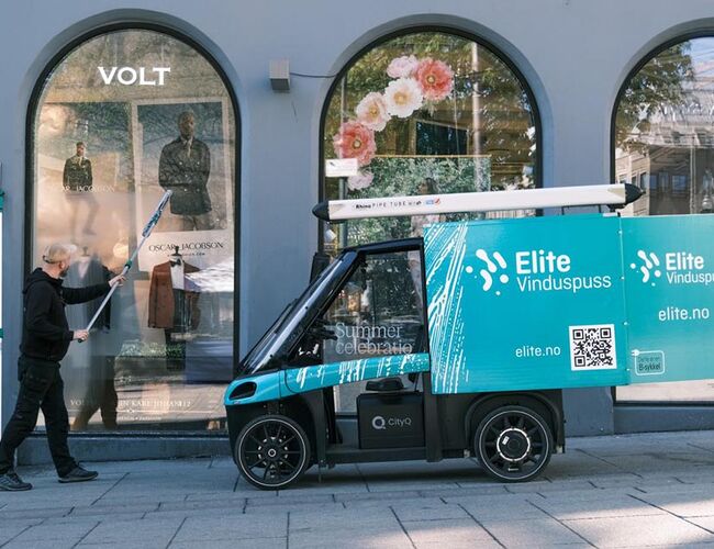 I sentrum er parkering og framkommelighet ofte en utfordring. Med lastesykkel kommer Christian fra Elite Vinduspuss enkelt fram. Foto: KlimaOslo I sentrum er parkering og framkommelighet ofte en utfordring. Med lastesykkel kommer Christian fra Elite Vinduspuss enkelt fram. Foto: KlimaOslo