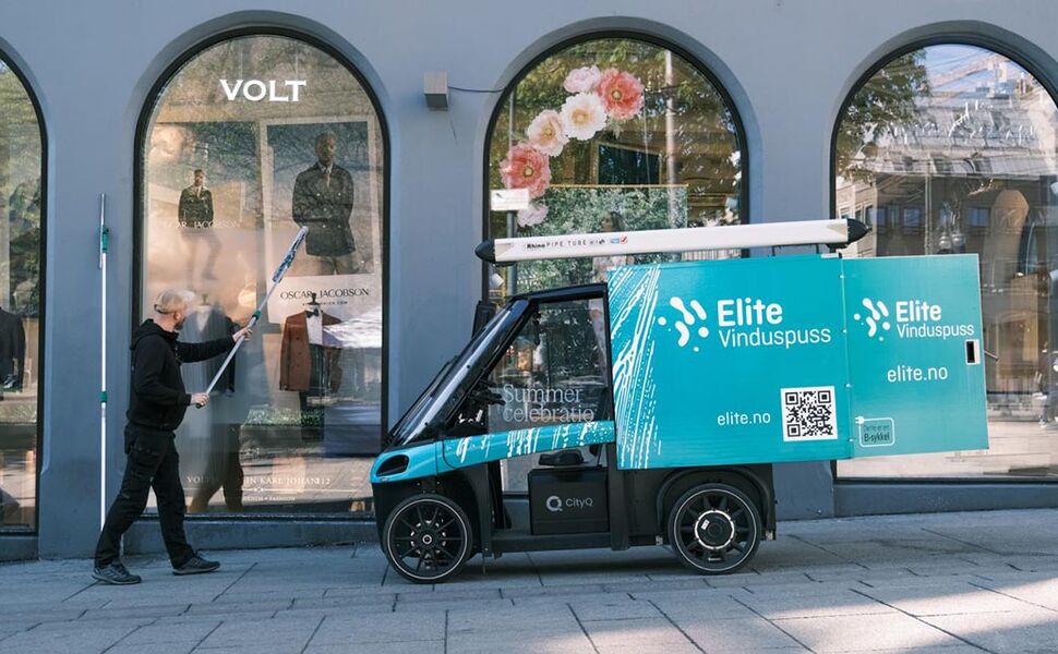 I sentrum er parkering og framkommelighet ofte en utfordring. Med lastesykkel kommer Christian fra Elite Vinduspuss enkelt fram. Foto: KlimaOslo I sentrum er parkering og framkommelighet ofte en utfordring. Med lastesykkel kommer Christian fra Elite Vinduspuss enkelt fram. Foto: KlimaOslo