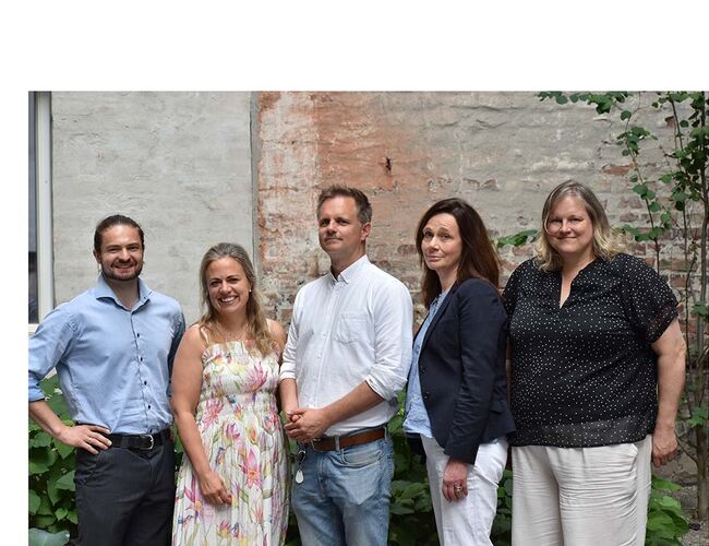 Fra venstre: Svein Ola Størseth, Grønn Byggallianse; Ida Kristine Buraas,RIF; Vidar Fiskum, Norsk Eiendom; Torild Engh, EBA og Viel Sørensen, Grønn Byggallianse. Foto: Grønn Byggallianse Fra venstre: Svein Ola Størseth, Grønn Byggallianse; Ida Kristine Buraas,RIF; Vidar Fiskum, Norsk Eiendom; Torild Engh, EBA og Viel Sørensen, Grønn Byggallianse. Foto: Grønn Byggallianse