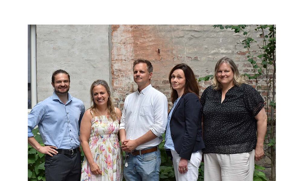 Fra venstre: Svein Ola Størseth, Grønn Byggallianse; Ida Kristine Buraas,RIF; Vidar Fiskum, Norsk Eiendom; Torild Engh, EBA og Viel Sørensen, Grønn Byggallianse. Foto: Grønn Byggallianse Fra venstre: Svein Ola Størseth, Grønn Byggallianse; Ida Kristine Buraas,RIF; Vidar Fiskum, Norsk Eiendom; Torild Engh, EBA og Viel Sørensen, Grønn Byggallianse. Foto: Grønn Byggallianse