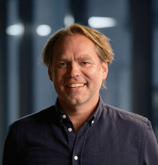 – Oppgraderer du et hus fra 70-tallet til dagens standard på isolasjon, vindtetting, vinduer og dører, reduserer du energibehovet med over 60 prosent, sier Helge Aschjem. Foto: Matias Fosso Glava