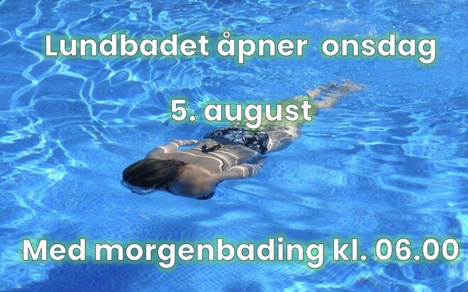 Person som svømmer under vann i badebasseng