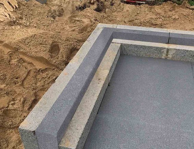 Lettklinkerblokker er et av de mest brukte materialene i Danmark til fundamenter og innvendige vegger. Nå skal et nytt prosjekt undersøke hvordan klimabelastningen kan reduseres ved hjelp av biokull. Foto: CRH Products Lettklinkerblokker er et av de mest brukte materialene i Danmark til fundamenter og innvendige vegger. Nå skal et nytt prosjekt undersøke hvordan klimabelastningen kan reduseres ved hjelp av biokull. Foto: CRH Products