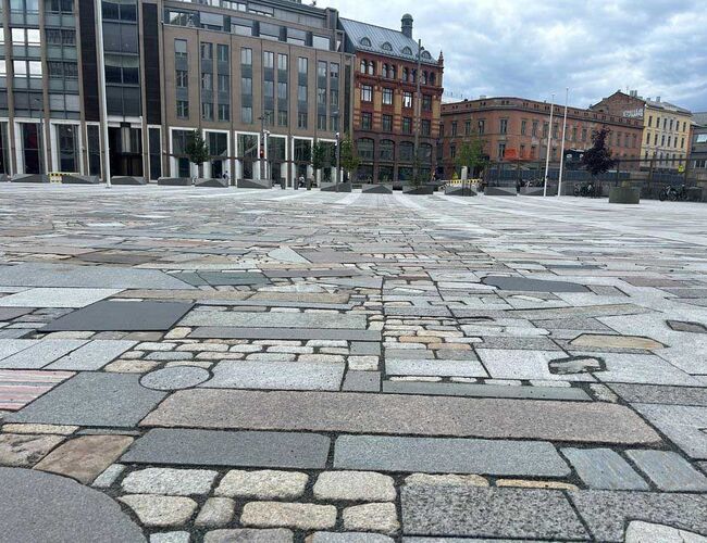 En veileder for offentlige anskaffelser av naturstein vil gjøre det enklere å stille riktige krav til bærekraft, kvalitet og dokumentasjon, og dermed gjøre det enklere å velge norsk stein. Mosaikken av naturstein på Johan Nygaardsvolds plass i Oslo består av resirkulert stein fra hele Norge. Foto: Ida Rambæk/SINTEF En veileder for offentlige anskaffelser av naturstein vil gjøre det enklere å stille riktige krav til bærekraft, kvalitet og dokumentasjon, og dermed gjøre det enklere å velge norsk stein. Mosaikken av naturstein på Johan Nygaardsvolds plass i Oslo består av resirkulert stein fra hele Norge. Foto: Ida Rambæk/SINTEF