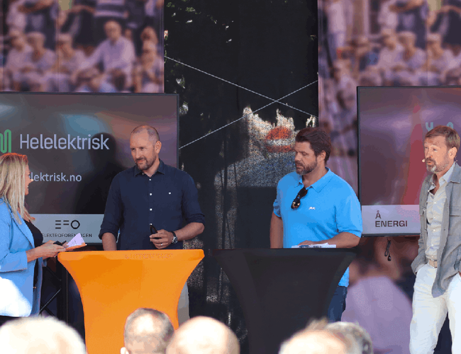 Bilde fra Helelektrisk-arrangementet under Arendalsuka. F.v: Ellen Høvik fra Circular Norway, Simen Lund Svindal fra Marstrand Elbåt, Erland Heum fra elbåtforeningen og Tor Krog fra Siemens. Foto: EFO Bilde fra Helelektrisk-arrangementet under Arendalsuka. F.v: Ellen Høvik fra Circular Norway, Simen Lund Svindal fra Marstrand Elbåt, Erland Heum fra elbåtforeningen og Tor Krog fra Siemens. Foto: EFO